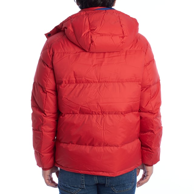 Chaqueta acolchada de hombre de La Martina.

Un diseño funcional y moderno define esta chaqueta acolchada de La Martina, ideal para mantener el estilo y la calidez durante el invierno.

Detalles:

- Confeccionada en tejido exterior resistente al viento y de alta calidad.
- Forro acolchado.
- Capucha desmontable con cremallera y cierre de botones a presión.
- Cierre frontal con cremallera y solapa adicional con botones de presión para mayor protección contra el viento.
- Cordón en el dobladillo interno ajustable.
- Bolsillos laterales con cierre de cremallera.
- Bolsillo interno con cierre de cremallera.
- Bordado distintivo de La Martina en el pecho.
- Puños y dobladillo elásticos en canalé.

Esta chaqueta de hombre acolchada de La Martina combina calidez, estilo y funcionalidad, siendo la opción perfecta para quienes buscan una prenda versátil y elegante para el invierno.
 Composición: Tejido: 100% Poliamida; Forro: 100% Poliéster; Relleno: 70% Plumón, 30% Pluma
 Cuidados:
- Lavar a máquina en un ciclo suave con agua fría.
- Usar detergente suave y evitar el uso de blanqueadores.
- No usar secadora.
- No planchar directamente la chaqueta.