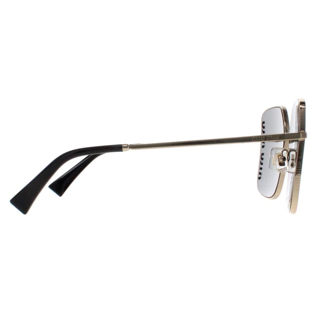Bei der Miu Miu Square Womens Pale Gold Dark Grey MU51YS Sonnenbrille trifft Vintage-inspiriertes Design auf modernen Luxus. Diese atemberaubende Sonnenbrille verfügt über einen unverwechselbaren quadratischen Rahmen, der aus hochwertigem Acetat für einen komfortablen und dauerhaften Tragekomfort gefertigt ist. Die Gläser bieten nicht nur einen erstklassigen UV-Schutz, sondern verleihen Ihrem Look auch einen Hauch von Retro-Chic. Die MU51YS Sonnenbrille ist mit dem charakteristischen Miu Miu Logo an den Bügeln verziert und strahlt Eleganz und Raffinesse aus. Ideal für alle, die eine Mischung aus klassischem und modernem Stil schätzen, ist diese Sonnenbrille das perfekte Accessoire, um jedes Ensemble aufzuwerten.
