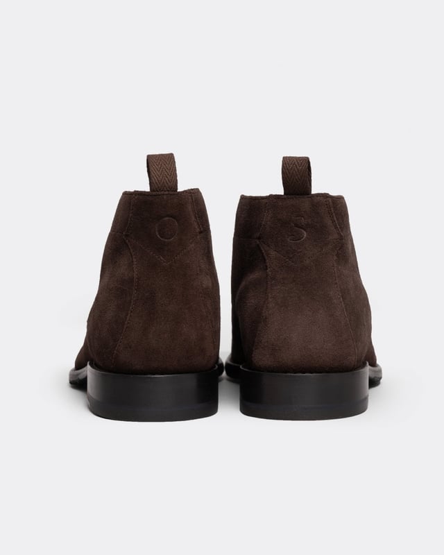 This classic chukka boot is made from suede on a formal last. The upper has clean lines and a handy back pull tab. Includes a half-leather lining and leather cushioned inner heel pad. The upper is Blake stitched to a leather sole with an additional rubber forepart on top for extra practicality.
Blake Stitched ConstructionLeather liningSuede UpperLeather sole with rubber forepartHeel pull tab
&nbsp;
&nbsp;
&nbsp;