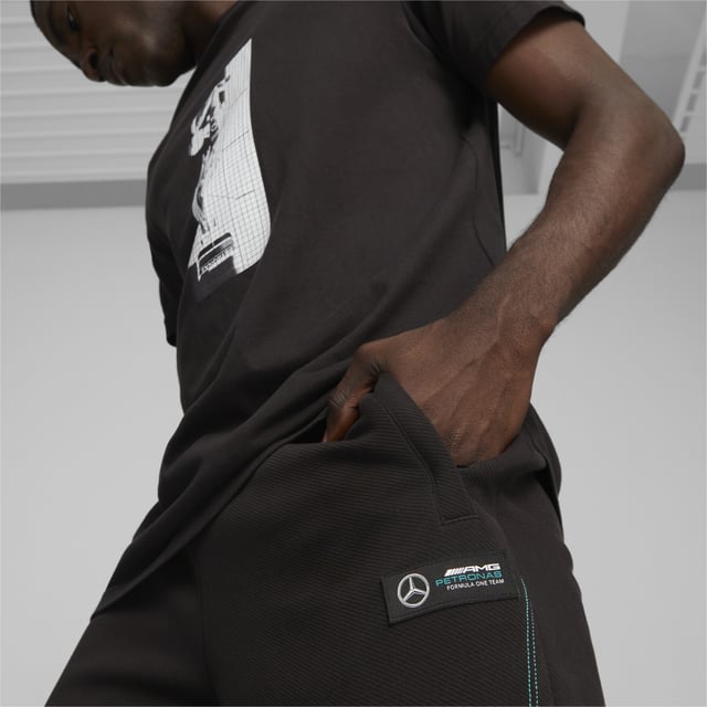 PRODUKTGESCHICHTE: Die Mercedes-AMG PETRONAS Sweatpants bilden in Kombination mit dem Kapuzensweatshirt ein elegantes, motorsport-inspiriertes Set. Inspiriert von der kraftvollen Seele des Teams, verfügen diese Sweatpants über Reißverschlusstaschen für sicheren Stauraum und kontrastierende Paspeln, die mit einem Mercedes-AMG PETRONAS Abzeichen und dem PUMA Cat Logo veredelt sind. DETAILS: Normale Passform; Internes Zugband; Reißverschlusstaschen für sicheren Stauraum; Kontrastierende Paspeln; Geschlossene Bündchen; Mercedes-AMG PETRONAS Abzeichen und PUMA Cat Logo.
