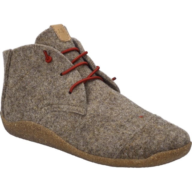 Mit dem Vinny 04 präsentiert JOSEF SEIBEL einen Hausschuh, der traditionelles Handwerk mit modernem Tragekomfort vereint. Dieser Damenschuh in Braun ist mehr als nur ein einfacher Hausschuh. Durch die Verwendung von hochwertigem Filz als Obermaterial und einer Sohle aus TR und Kork, wird nicht nur Nachhaltigkeit großgeschrieben, sondern auch Langlebigkeit und Rutschfestigkeit garantiert. Die beige Farbe der Sohle fügt sich harmonisch in das Gesamtbild ein und unterstreicht die natürliche Ausstrahlung des Schuhs. Eine besondere Erwähnung verdient die Strobel Machart, eine traditionelle Fertigungstechnik, die den Schuh besonders stabil macht und den Tragekomfort erhöht. Die Möglichkeit, die Textil-Innensohle herauszunehmen und bei Bedarf durch ein orthopädisches Fußbett zu ersetzen, bietet zusätzliche Flexibilität und individuelle Anpassung. Ob für gemütliche Stunden zuhause oder leichte Aktivitäten im Freizeitbereich - der Vinny 04 ist der ideale Begleiter für Damen, die Wert auf Qualität und Bequemlichkeit legen. Die Schnürung erlaubt eine individuelle Anpassung und sorgt für einen sicheren Halt. Als Teil der Relax-Kollektion von JOSEF SEIBEL, die für ihre Passformgarantie und erstklassige Qualität bekannt ist, steht der Vinny 04 symbolisch für Slow Fashion - eine Mode, die auf Langlebigkeit und zeitloses Design setzt, fernab von schnelllebigen Trends. Dies unterstreicht einmal mehr die Philosophie von JOSEF SEIBEL, Schuhe von höchster Qualität zu fertigen, die den Anforderungen eines bewussten und nachhaltigen Lebensstils gerecht werden.