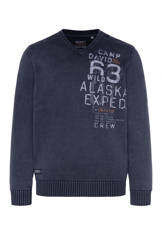 Deze gebreide herentrui is onmisbaar in je garderobe. Het heeft een normale pasvorm en is gemaakt van hoogwaardig materiaal en biedt een hoog niveau van comfort. De trui heeft een V-hals met geribde boorden. Ook de manchetten en zoom hebben een geribbelde look. Het stone-washed design geeft de trui een heel bijzondere uitstraling. Prints op de voorkant en de hals geven de trui een visueel hoogtepunt. Een labelpatch boven de zoom maakt het ontwerp compleet.