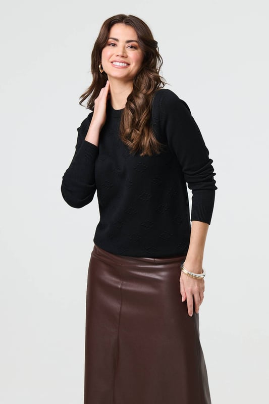 Get a classic look in this slim jumper. It has an embroidered texture on the front, long sleeves and a flattering hip length hem. For an effortless professional outfit, pair with a midi skirt or fitted trousers. This top is also made from a breathable viscose blend.