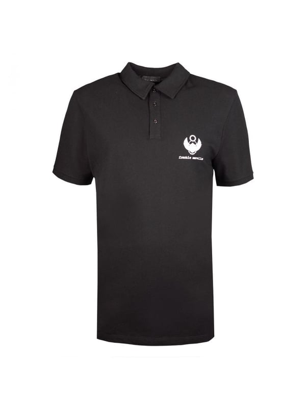 Corte sencillo
Con cuello
Abrochada con tres botones
Con estampado de nombre y logotipo de la marca en el lado izquierdo del pecho
Mangas terminadas con ribete
Hecho de algodón de alta calidad