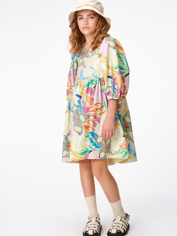 Molo encapsulate fierce energy and creative ambition in their sustainability abstracts. This girls short sleeve floral print light green dress is depicted in organic cotton via a unique, abstract perspective and 3/4 length sleeves. She will look and feel divine. ‚ Loose Fit ‚ Round Neck‚ Small Button Closure‚ Full, Gathered Skirt‚ Zip Back Closure ‚ 100% Organic Cotton