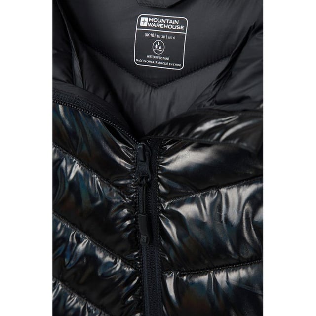 Outer Materials: 100% Nylon. Lining Material: 100% Nylon. Filling Material: 100% Polyester. Fabric: Microfibre. Design: Logo, Quilted. Fabric Technology: DWR Finish, Lightweight. Insulated. Cuff: Elasticated. Neckline: Hooded. Sleeve-Type: Long-Sleeved. Hood Features: Elasticated, Grown On Hood. Pockets: 2 Front Pockets. Fastening: Full Zip.