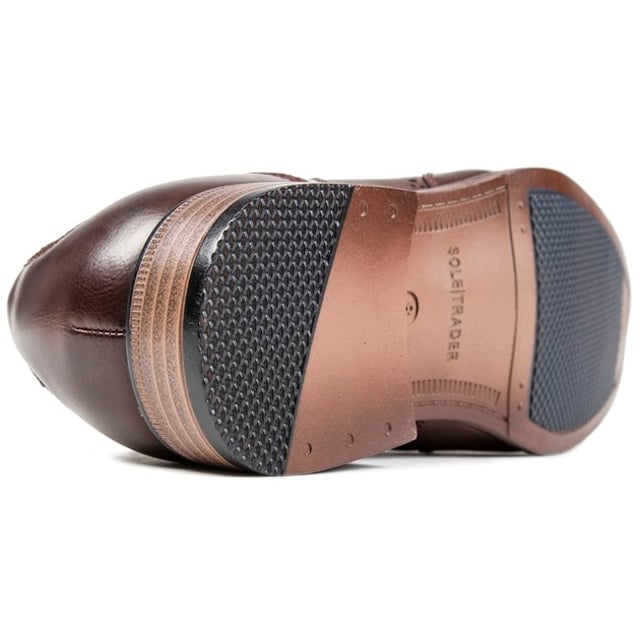 Este elegante Logan li Brogue de Soltrader es un elegante zapato para hombre en color marrón. Los finos detalles brogue y la textura en relieve le dan a este clásico par de cordones un toque de elegancia. mientras que la suela sintética duradera añade tracción y soporte. Estos zapatos brogue son perfectos para cualquier ocasión, formal o informal, te harán lucir realmente bien.