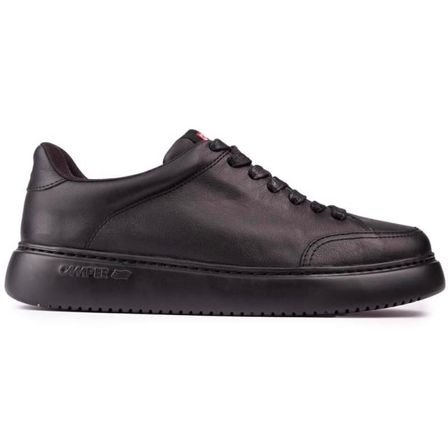 Runner K21 es la última incorporación a la colección Runner de Camper con un enfoque de inspiración retro y mayor volumen. Esta zapatilla de cuero negro para hombre tiene una plantilla extraíble OrthoLite® Recycled™ y suelas XL EXTRALIGHT® Organix™ (30 % de caña de azúcar de origen biológico).