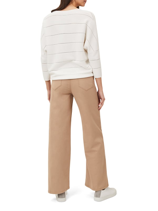 Discover the perfect blend of style and comfort with our Viona Flare Jeans in a versatile stone shade. Ideal for your casual chic days!