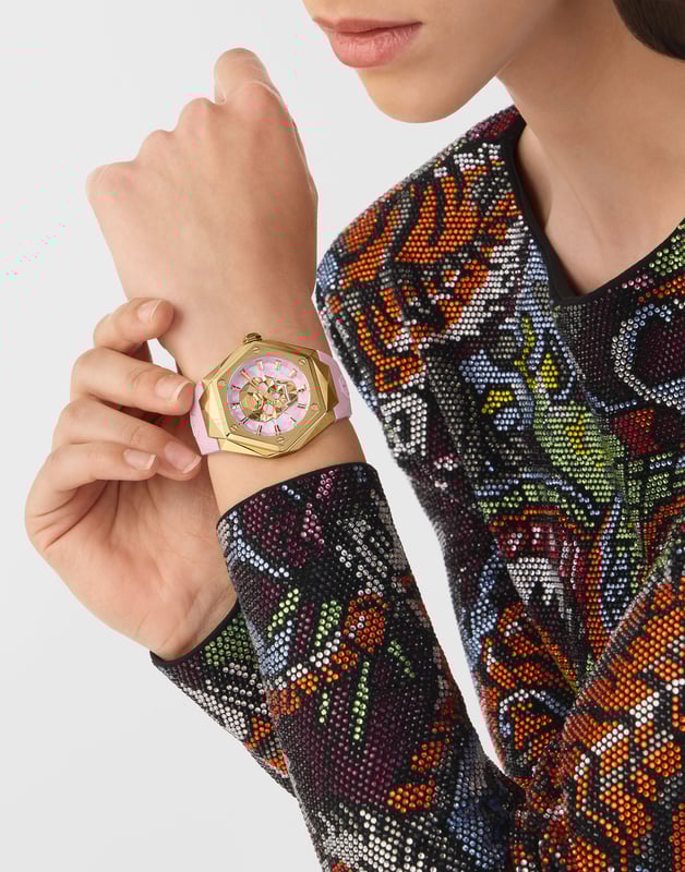 This Philipp Plein $kull Spikes Analogue Watch for Women is the perfect timepiece to wear or to gift. It's Gold 40 mm Round case combined with the comfortable Pink Silicone watch band will ensure you enjoy this stunning timepiece without any compromise. Operated by a high quality Quartz movement and water resistant to 5 bars, your watch will keep ticking. Philipp Plein has certainly understood that femininity can be fierce, and that the most elegant moments often arise from the boldest of actions. This Analogue watch has a  function: Luminous Hands and Luminous Numbers High quality 19 cm length and 21 mm width Pink Silicone strap with a Buckle Case diameter: 40 mm,case thickness: 11 mm, case colour: Gold and dial colour: Pink