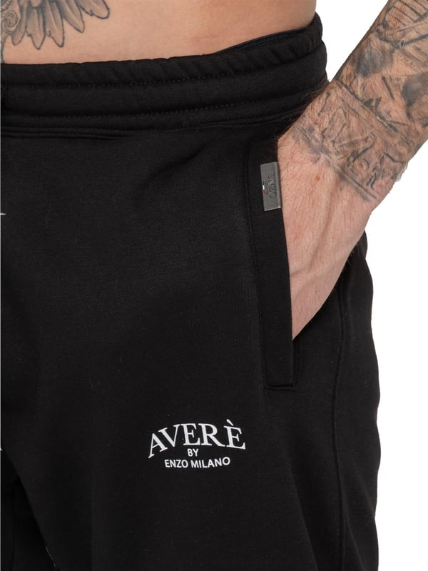 Eleva tu estilo con los joggers de ajuste regular de Enzo Milano. Cuentan con una cintura elástica con cordones ajustables y puños acanalados en los tobillos para un ajuste ceñido. Los joggers tienen bolsillos laterales, y en el lado izquierdo hay un pequeño logotipo impreso en blanco que añade un toque elegante. Están confeccionados con un material suave y cómodo, lo que los hace ideales para uso casual o actividades deportivas.