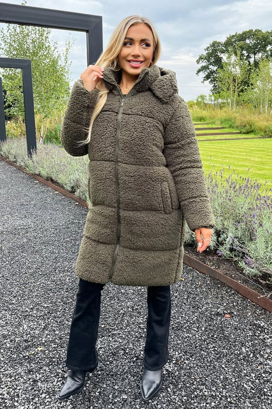 Keep cosy this season in our Khaki Teddy Panelled Long Coat! Featuring a soft borg fabric, this style has long sleeves, two front pockets, a standing collar and a zip fastened front. Simply pair with your favourite jumper and jeans, for a cosy yet casual look!

Model wears: S/MModel's height: 165cm/ 5'5"Approx length from centre back to hem: 98cmFabric composition: 100% PolyesterColour: KHAKI