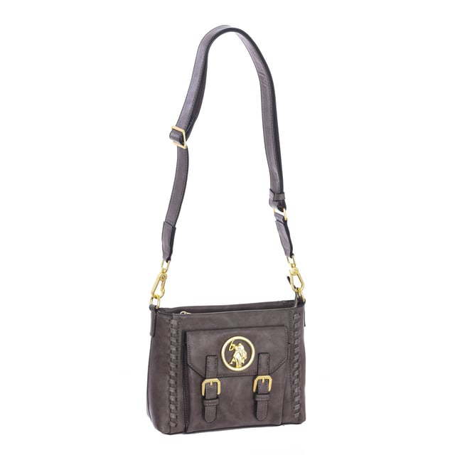 Bolso crossbody U.S. POLO ASSN.
Sintético.
Cierre con cremallera.
Bolsillo en el frontal con cierre de imán.
Interior frontal: Dos bolsillos abiertos.
Interior trasero: Un bolsillo con cremallera.
Correa extraíble ajustable.
Forro interior con estampado de la marca.
Logo de la marca en el frontal.
Costuras vistas a tono.
 Medidas: 23x18x8cm
 Composición: 100% Poliuretano
 Cuidados:
Limpiar con un paño húmedo.