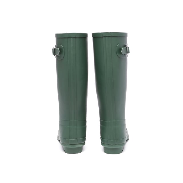 Mantente seca y con estilo en días de lluvia con las Botas Altas de Lluvia para Mujeres de Goose. Estas maravillas impermeables están diseñadas tanto para la moda como para la funcionalidad.

Con un diseño de hebilla de moda, estas botas de lluvia te mantienen luciendo elegante mientras protegen tus pies de los elementos mientras paseas con gracia. ¡Prepárate para salpicar con estilo!

Especificaciones:

  Parte superior de goma
  Forro 20% algodón + 80% dacron
  Plantilla de cuero de cerdo
  Suela de goma
  Altura del eje aproximadamente: 33,5 cm (sin incluir alturas de plataforma)
  Alturas de plataforma aproximadamente: Frente 1,2 cm; Trasera 2,5 cm


Tecnologías:

  Parte superior resistente al agua y las manchas
  Soporte resistente
  Ocasion y uso múltiple
  Mayor estabilidad y resistencia al desgaste