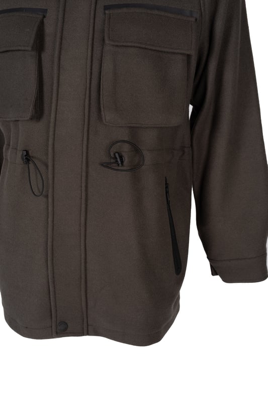 Een eenvoudige snit die perfect is voor elke situatie en stijl en comfort combineert.

Sluit met een rits en drukknopen voor extra bescherming tegen wind en kou en is snel aan en uit te trekken.

Met een capuchon die ideale bescherming biedt tegen regen en wind en praktisch comfort in alle weersomstandigheden.

Vier zakken aan de voorkant, waarvan twee met rits, zodat je kleine benodigdheden zoals sleutels, mobiele telefoon of portemonnee handig en veilig kunt opbergen.

De taille is verstelbaar met trekkoorden voor een perfecte pasvorm, benadrukt de taille en voegt elegantie toe.

De manchetten kunnen worden vastgemaakt met knopen, die individueel kunnen worden aangepast voor extra bescherming tegen de kou en comfort.

Gemaakt van hoogwaardige stof met wolinhoud, die duurzaamheid en weerstand tegen dagelijkse slijtage garandeert en de hele dag comfort biedt.