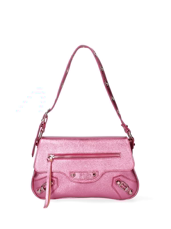Bolso de hombro para mujeres. El cierre es con botón magnético. Los bolsillos internos son una cremallera. Los bolsillos externos son una cremallera y una cremallera trasera. La correa del hombro es ajustable y extraíble en cuero. El mango está en cuero. Los compartimentos internos son uno. El material externo es de cuero laminado real. Está alineado internamente en 70% de tela de algodón - 30% de seda. Medidas: 28x15x5 cm. Hecho en Italia