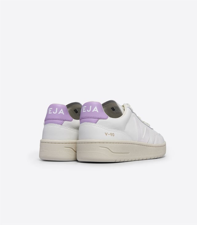 Verhoog je stijl met trainers met een bovenkant gemaakt van O.T. (Organic Traced) leer afkomstig van 100% biologisch gecertificeerde boerderijen in Brazilië. Het iconische V logo, gemaakt van Amazone rubber, voegt een unieke touch toe. Omarm duurzaamheid met de 100% gerecyclede polyester voering, terwijl de rubberen buitenzool uit het Amazonegebied een vleugje eco-bewuste flair toevoegt aan je fashion-forward look.