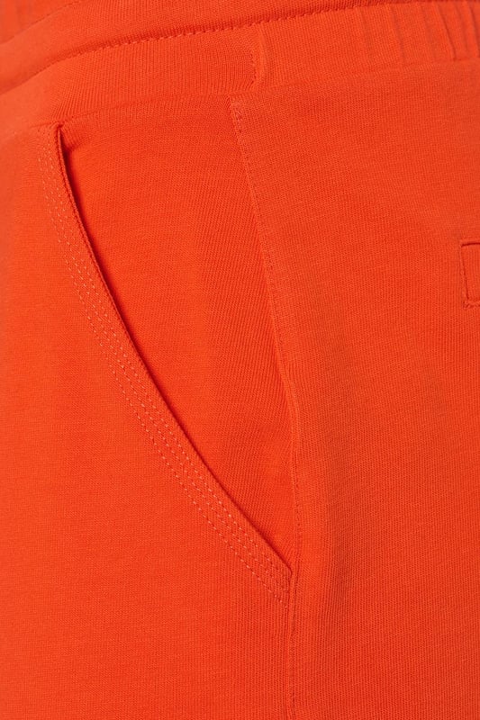 Entdecken Sie die orangefarbenen Jogginghosen aus der Caroline Tensen-Kollektion, bei denen Stil und Komfort Hand in Hand gehen. Diese Jogginghose für Damen erhält durch den dezenten Kordelzug in der Taille einen luxuriösen Look. Mit ihren Vorder- und Gesäßtaschen und dem modisch schmal zulaufenden Bein hat diese Hose den perfekten trendigen Look. Der elastische Hosenbund ermöglicht es Ihnen, die Passform ganz nach Ihren Wünschen anzupassen, für maximalen Komfort. Die fröhliche orange Farbe macht die Jogginghose Dakota zu einem vielseitig einsetzbaren Kleidungsstück, das in Ihrem Kleiderschrank nicht fehlen sollte. Egal, ob Sie ein entspanntes Outfit für zu Hause suchen, einen sportlichen Look für das Fitnessstudio kreieren möchten oder einen lässig-schicken Look für Ihre täglichen Aktivitäten benötigen, diese Hose bietet die ideale Lösung. Die Caroline Tensen-Kollektion bietet auch ein passendes Oberteil, sodass Sie die Hose als Set tragen oder für einen lässigeren Look mit einem Damen-T-Shirt kombinieren können. Aus 100 % hochwertiger Baumwolle gefertigt, fühlt sich diese Hose wunderbar weich an und bietet höchsten Tragekomfort.