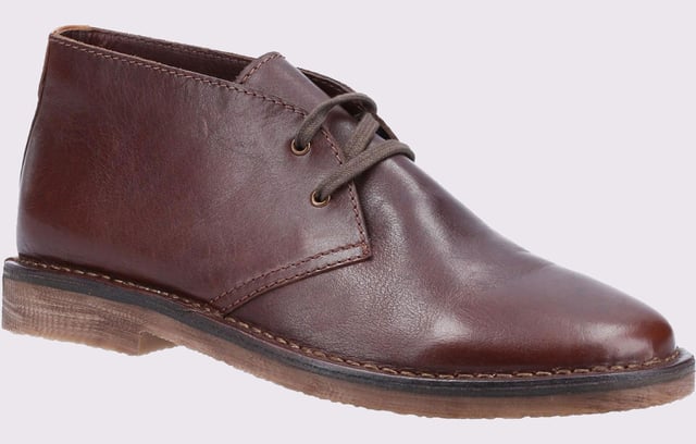 Hush Puppies Samuel Leder Chukka Stiefeletten für Männer Ein klassischer Stiefel im Wüstenstil mit Schnürverschluss; der Samuel Boot ist aus wasserabweisendem Wildleder mit einem Obermaterial aus Leder und einer flexiblen, aber leichten Sohle konstruiert. Sein atmungsaktives, sockenähnliches Textilfutter ermöglicht es dem Träger, sich