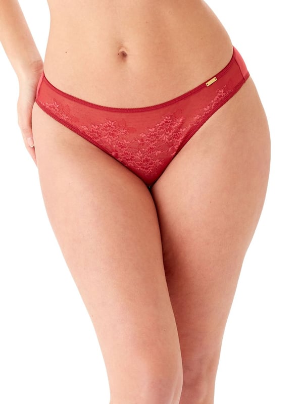 Glossies lace returns in versatile Raspberry Blush, worn as an elevated nude-tone or to co-ordinate with your favourite outerwear pieces. Representing the very latest in lingerie innovation, Glossies Lace features beautiful Chantilly lace which is both extremely delicate and reassuringly supportive. This brief in pink is the perfect partner for the Glossies Lace bra to complete the lingerie set.\r\n
