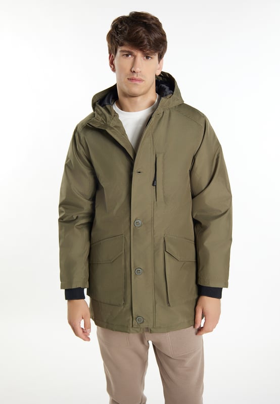 In klassieke stijl is deze winterjas van Mo jouw 24/7 outdoor-metgezel. Het robuuste, licht glanzende materiaal is gecoat en waterafstotend en de lichte vulling zorgt voor een warme isolatie. De grote capuchon biedt bescherming, net als de ritssluiting verborgen onder de knoopsluiting. Een praktische borstzak en de interne geribde manchetten aan de mouwen maken het model compleet.  Parka