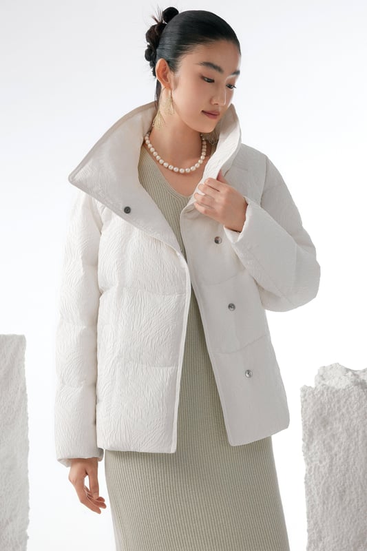 Experience ultimate warmth with our luxurious 700+ fill goose down, offering ultra-light insulation of exceptional quality. With 90% premium pure goose down and flawless distribution to prevent leakage, you’ll enjoy long-lasting, optimal insulation.

CHINESE JACQUARD FABRIC: A special design that blends the traditional with the modern.

LAPEL COLLAR: Our wider design creates a sophisticated look.

MOUNTAIN COLOUR: The uplifting palette of the mountains in a patchwork effect.

LUXURIOUS 700+ FILL GOOSE DOWN: Ultra-light insulation of exceptional quality.