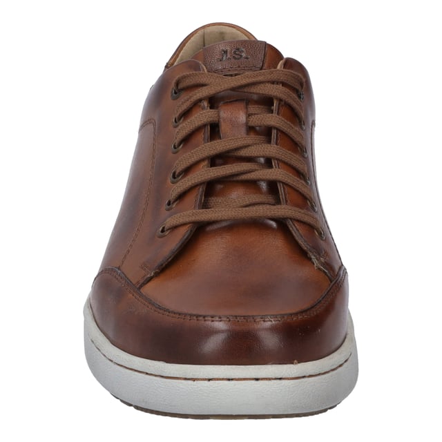 Mit dem David 03 in cognac-kombi präsentiert JOSEF SEIBEL einen Herrensneaker, der Tradition und modernen Tragekomfort vereint. Gefertigt aus hochwertigem Nappa-Rindsleder, bietet dieser Schuh dank der Bequemschuhweite H optimalen Sitz für den breiteren Fuß. Die innovative EVA/TPU-Sohle verspricht Langlebigkeit, Flexibilität und Rutschfestigkeit, ideal für den Alltag. Ein besonderes Merkmal ist die Strobel-Machart, die für außergewöhnliche Stabilität sorgt. Ob für Freizeitaktivitäten im Freien oder als Teil deiner Streetwear-Garderobe, der David 03 ist ein vielseitiger Begleiter. Die Möglichkeit, das Lederfußbett gegen eigene orthopädische Einlagen zu tauschen, unterstreicht die Funktionalität dieses Sneakers. JOSEF SEIBEL setzt auf nachhaltige Slow Fashion, um dir ein Produkt zu bieten, das sowohl in Passform als auch Funktion überzeugt.