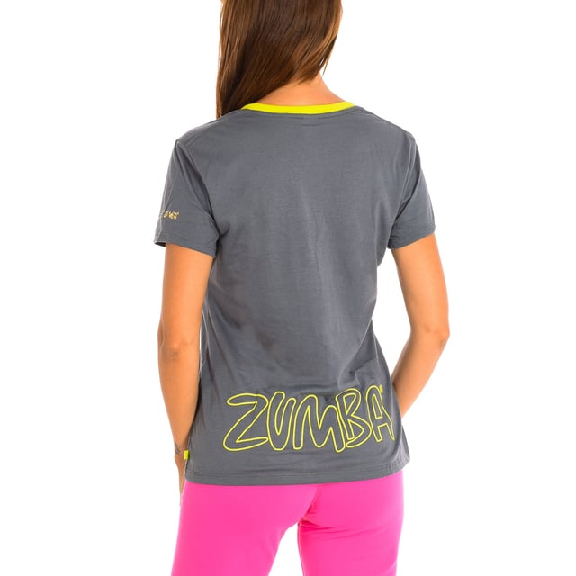 Camiseta Con Mangas Zumba. 
Color Gris-verde
Clásica y versátil con un calce fácil. 
Cuello en pico. 
Gráfico en la espalda con motivos de la marca.
El tejido suave y elástico proporciona un ajuste cómodo y favorecedor.
Costuras vistas a tono.

Composición:  65% Poliéster, 35% Algodón.

-Utilizar lavadora a temperatura máxima 30º .
-Utilizar secadora.
-No se puede utilizar Lejía.
-Planchar a temperatura máxima 110º.