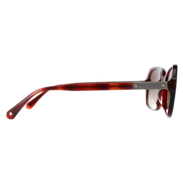 Kate Spade Buttefly Womens Havana Brown Gradient Polarized Yvette/S S Sunglasses heeft een chique vlindermontuur van hoogwaardig acetaat, dat zowel duurzaamheid als lichtgewicht comfort biedt. De lenzen bieden uitstekende UV-bescherming, zodat je ogen beschermd zijn tegen schadelijke zonnestralen terwijl je helder zicht behoudt. De poten zijn versierd met het iconische Kate Spade-logo, voor een vleugje luxe en verfijning.