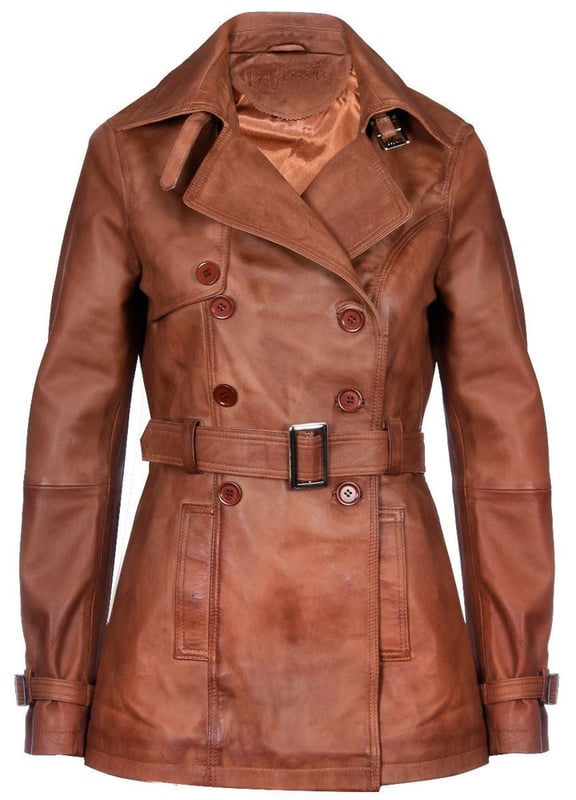 Treffen Sie zeitlose Eleganz mit unserem klassischen Trenchcoat. Dieses zweireihige Meisterwerk zeigt die ikonischen Merkmale, die den Trenchcoat-Stil ausmachen. Sein traditioneller Drei-Knopf-Verschluss führt zu einem gekerbten Kragen, der mit einer Schnalle gesichert werden kann und für zusätzliche Wärme an einen klassischen Hemdkragen erinnert. Die längere Länge der Jacke bietet zusätzlichen Schutz vor Kälte und macht sie zu einem vielseitigen Must-have für die Wintergarderobe. Wichtige Designelemente:  Hergestellt Aus 100 % hochwertigem, ultraweichem Nappaleder für unübertroffene Qualität und Komfort. Klassischer Trenchcoat-Stil mit zweireihigem Design und Knopfverschluss. Verstellbarer Bindegürtel und Riemen an der Bündchen sorgen für eine maßgeschneiderte Passform, die sich Ihrer Figur anpasst. Eingekerbter Kragen mit Schnalle für zusätzlichen Stil und Wärme. Zwei diskrete Handwärmtaschen an der Taille bieten praktischen Stauraum.  Dieser Trenchcoat kombiniert mühelos zeitlosen Stil mit Funktionalität und macht ihn zu einem Must-have für alle, die klassische Mode und Schutz vor den Elementen schätzen. Werten Sie Ihre Garderobe mit diesem ikonischen Stück auf.