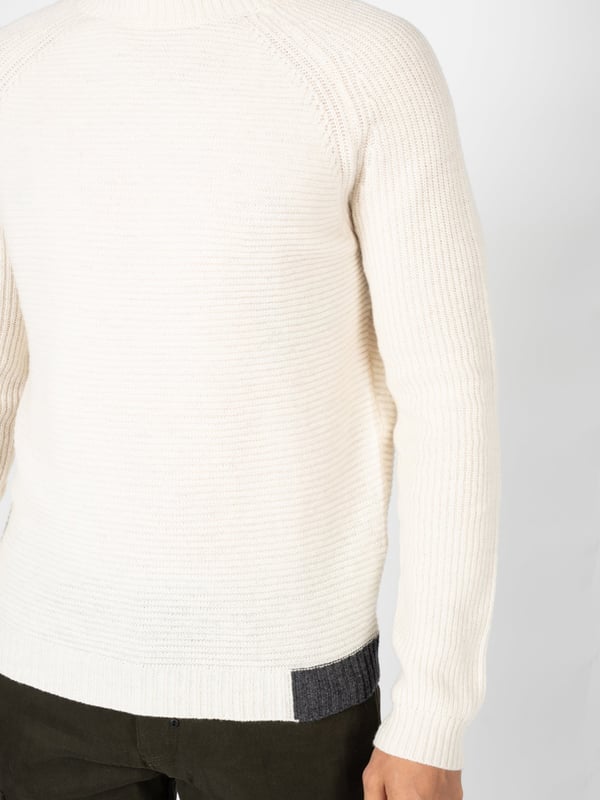 Einfacher Schnitt
Mit Stehkragen
Ärmel und Saum mit Bündchen abgeschlossen
Am Nacken ein Firmenemblem
Aus hochwertigem Strickstoff gefertigt