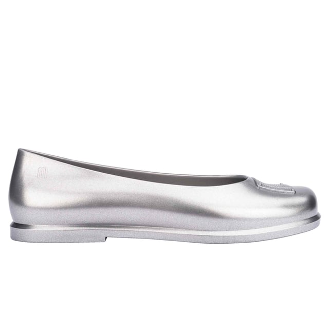 Unleash the inner fashionista with the Melissa Renovao + Marc Jacobs, a newcomer from the acclaimed collab with the celebrated designer. Inspired by ballet flats, it features a metallic finish, and is casual and extremely lightweight. Another highlight is a paint outlined PVC adornment. The style is perfect for any occasion