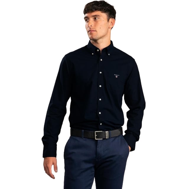 Hechos a mano con algodón ligero y transpirable, estos Gant Originals cuentan con un cuello con botones y el logotipo clásico de la marca en el pecho. La camisa Regular Fit Indigo es un clásico preppy esencial que te llevará a través de los meses más cálidos y más allá. CAMISA GINT OXFORD