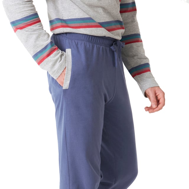 Pijama manga larga y pantalón largo J and J Brothers.
Color Azul-gris

Camiseta a rayas con cuello en V.
Textura suave.
Pantalón liso largo con cinturilla elástica ajustable mediante cordón.
Bolsillos abiertos laterales.
Costuras vistas a tono.

Composición:  Camiseta: 90% Algodón, 10% Viscosa; Pantalón: 100% Algodón.

-Lavar a temperatura máx. 30º.
-No usar lejía.
-Planchar a temperatura máx. 110º.
-No admite lavado en seco.
-No permite  utilizar secadora.