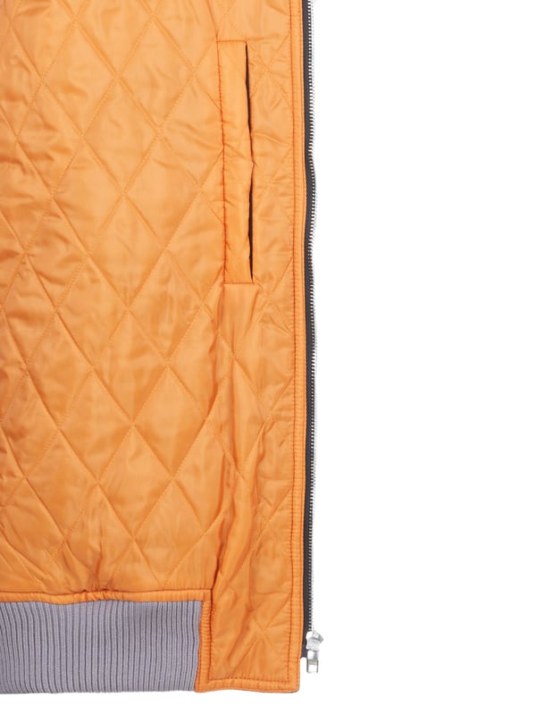 52% poliéster, 48% poliamida; chaqueta Kenzo;  Modelo: PFC65BL12790C 99;  Mano de obra de alta calidad;  cuello universitario;  Cremallera;  Dos bolsillos delanteros;  Un bolsillo en la manga;  Forro acolchado;  Detalles del logotipo de Kenzo
