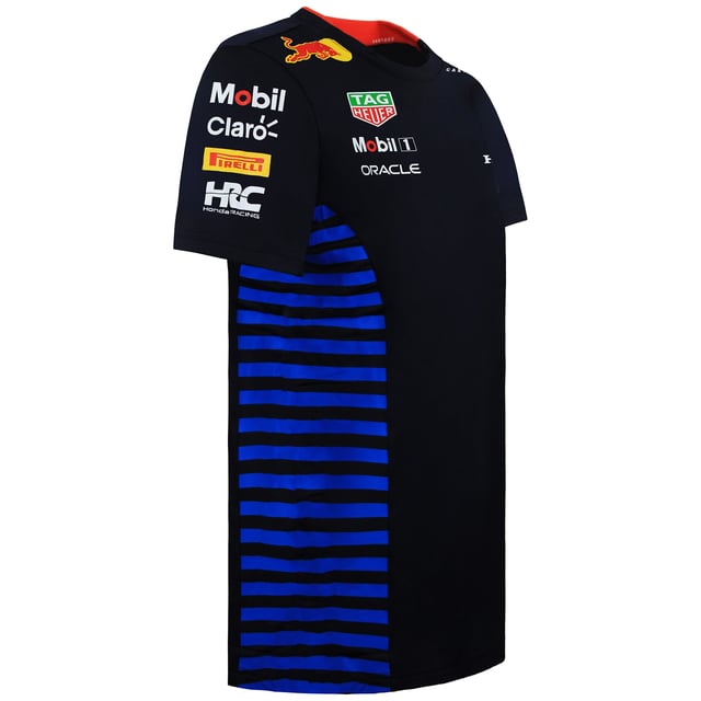 Zeigen Sie Ihre Leidenschaft für Hochgeschwindigkeitsrennen mit dem Red Bull Racing Official Teamline Set Up Herren T-Shirt in Navy. Dieses Premium-T-Shirt wurde mit dem engagierten Fan im Hinterkopf entworfen und kombiniert Stil, Komfort und echten Teamgeist in einem eleganten Navy-Design. Ob auf der Rennstrecke oder in der Stadt, es ist der perfekte Weg, Ihre Unterstützung für Red Bull Racing zu zeigen.

Hauptmerkmale:
Offizielle Team-Merchandise:

Stolz trägt es das authentische Red Bull Racing Branding, sodass Sie echte Fan-Bekleidung tragen.

Premium-Leistungsstoff:

Hergestellt aus hochwertigem, atmungsaktivem Material, das langanhaltenden Komfort und Haltbarkeit bietet – ideal für Renntage und den täglichen Gebrauch.

Elegantes Navy-Design:

Der moderne Navy-Ton sorgt für einen vielseitigen und stilvollen Look, der mühelos mit jedem lässigen Outfit kombiniert werden kann.

Vielseitige Passform:

Entwickelt für eine entspannte, bequeme Passform, die sowohl für aktive Lebensstile als auch für Fan-Events ideal ist.

Kräftige Teamidentität:

Besitzt markante Designelemente und Logos, die den dynamischen Geist von Red Bull Racing einfangen.

Erweitern Sie Ihre Fankollektion mit dem Red Bull Racing Official Teamline Set Up Herren T-Shirt, wo Stil auf Leistung und Leidenschaft für das Rennen trifft.