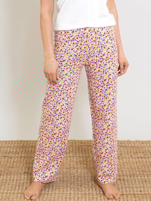 Staying in-in is the new going out-out and these straight legged Regis loungers would be happy to accompany you! In Kite's original flower time print, these full-length loungers can be paired with many of their comfy and casual tops. Made in an organic cotton fabric with a little bit of stretch and with a deep elasticated waistband, their comfort, quality and sustainability is hard to beat.