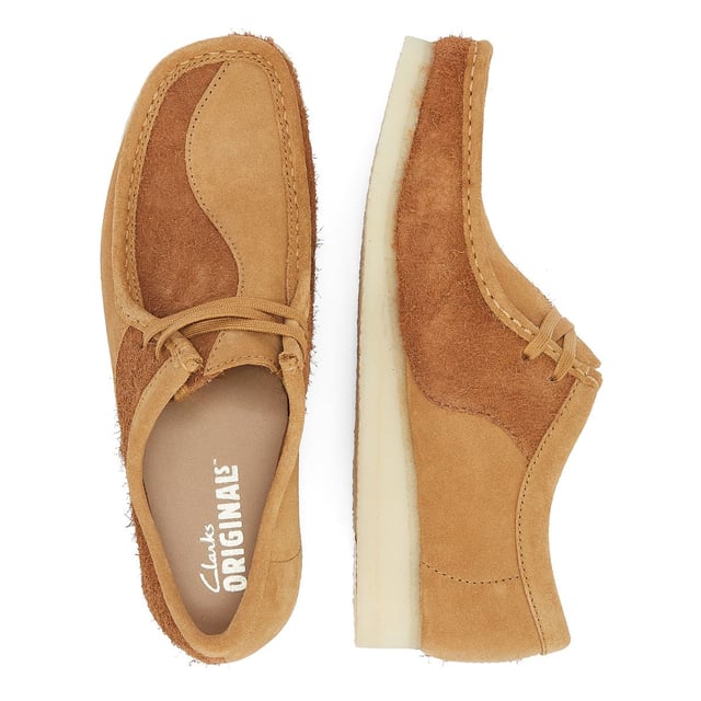 Introducing buttery tan suede uppers paired with a natural rubber crepe sole, finished elegantly with three Clarks Originals fobs.