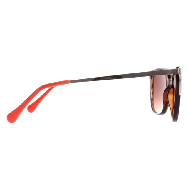 Las gafas de sol Radley Cat Eye Womens Tortoise Brown Romala tienen una sofisticada montura de acetato de ojo de gato que es ligera y resistente, lo que garantiza una comodidad y un uso duraderos. Las lentes proporcionan una protección UV excepcional, Adornado con sutil marca Radley en los templos, estas gafas de sol exuda lujo discreto, por lo que es un accesorio versátil que complementa a la perfección cualquier equipo.