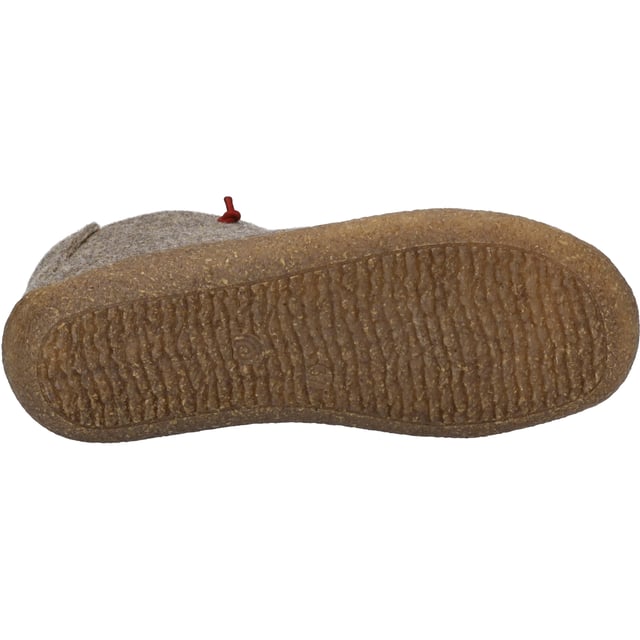Mit dem Vinny 04 präsentiert JOSEF SEIBEL einen Hausschuh, der traditionelles Handwerk mit modernem Tragekomfort vereint. Dieser Damenschuh in Braun ist mehr als nur ein einfacher Hausschuh. Durch die Verwendung von hochwertigem Filz als Obermaterial und einer Sohle aus TR und Kork, wird nicht nur Nachhaltigkeit großgeschrieben, sondern auch Langlebigkeit und Rutschfestigkeit garantiert. Die beige Farbe der Sohle fügt sich harmonisch in das Gesamtbild ein und unterstreicht die natürliche Ausstrahlung des Schuhs. Eine besondere Erwähnung verdient die Strobel Machart, eine traditionelle Fertigungstechnik, die den Schuh besonders stabil macht und den Tragekomfort erhöht. Die Möglichkeit, die Textil-Innensohle herauszunehmen und bei Bedarf durch ein orthopädisches Fußbett zu ersetzen, bietet zusätzliche Flexibilität und individuelle Anpassung. Ob für gemütliche Stunden zuhause oder leichte Aktivitäten im Freizeitbereich - der Vinny 04 ist der ideale Begleiter für Damen, die Wert auf Qualität und Bequemlichkeit legen. Die Schnürung erlaubt eine individuelle Anpassung und sorgt für einen sicheren Halt. Als Teil der Relax-Kollektion von JOSEF SEIBEL, die für ihre Passformgarantie und erstklassige Qualität bekannt ist, steht der Vinny 04 symbolisch für Slow Fashion - eine Mode, die auf Langlebigkeit und zeitloses Design setzt, fernab von schnelllebigen Trends. Dies unterstreicht einmal mehr die Philosophie von JOSEF SEIBEL, Schuhe von höchster Qualität zu fertigen, die den Anforderungen eines bewussten und nachhaltigen Lebensstils gerecht werden.