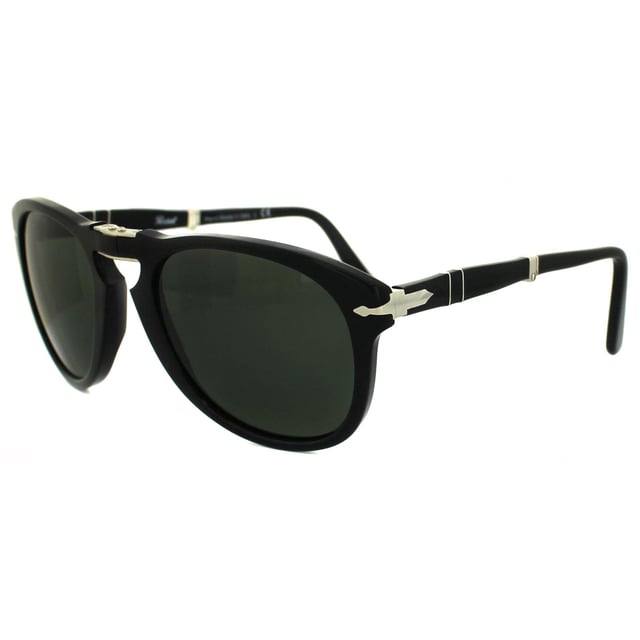 Gafas de sol Persol 714 95/31 Negro Verde, estas famosas monturas de Persol fueron usadas ampliamente por el rey del estilo Steve McQueen y los originales se vendieron por una gran suma en una subasta. Esta versión reciente presenta el mismo marco plegable, se pliega en el puente y en las patillas para un fácil almacenamiento y cuenta con la famosa flecha de Persol exhibida de manera prominente en la varilla. ¡Son altamente deseadas y extremadamente elegantes!
