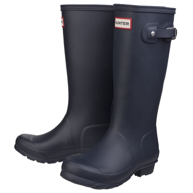 Der handgefertigte Original Kids Welly ist eine kleinere Version des kultigen Stiefels für Erwachsene. Ein reflektierender Riemen auf der Rückseite und abgestufte Schafthöhen bieten Sicherheit und Komfort für Kinder im Wachstum.