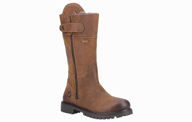 The Bushcombe boot is a stylish and practical addition to your country wardrobe. Made with smooth waterproof leather uppers and cosy faux fur linings, it ensures your feet stay warm and dry all winter. The side zip opening and clasp detail provide ease and elegance, while the leather detailing at the top and chunky outsole add a rugged, country-inspired finish. Perfect for tackling winter in style and comfort.- Waterproof leather upper
- Faux fur lining
- Side zip opening & clasp detailing
- Chunky outsole
- Cotswold branding