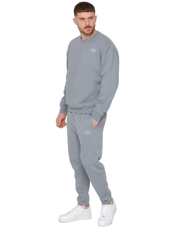 El suéter oversized para hombre Averè de Enzo Milano presenta un ajuste relajado y casual, perfecto tanto para descansar como para el uso diario. El frente muestra un discreto logotipo de Averè en el pecho. El suéter tiene mangas largas y un cuello redondo acanalado con puños acanalados, lo que le da una silueta limpia y clásica. La tela suave y el forro de felpa garantizan comodidad, mientras que el corte de hombro caído mejora el aspecto oversized. La parte trasera permanece lisa, manteniendo un estilo simple y elegante. Ideal para combinar con pantalones de chándal o jeans para un atuendo relajado.