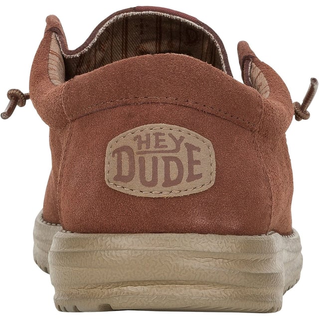 Es geht nichts über Wildleder. Von Tag zu Nacht. Arbeit und Freizeit. Der Wally Suede wertet jeden Look auf, ohne einen Schritt zu verpassen. Hochwertiges Wildleder, coole klassische Farben und ganztägiger HEYDUDE-Komfort.