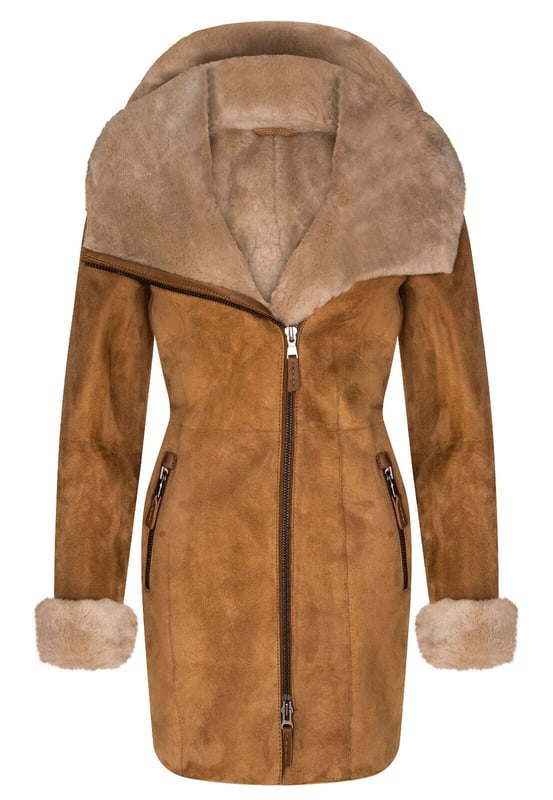 Wikkel jezelf in elegantie en warmte met ons Merino leren damesparka met capuchon. Deze jas is gemaakt van echt Spaans Merino-lamsleer en biedt ongeëvenaarde kwaliteit en luxe. Het dubbele ritstrekkertje voegt een stijlvol en functioneel element toe, waardoor veelzijdige draagmogelijkheden mogelijk zijn. De suède afwerking voegt een vleugje verfijning toe aan de jas en versterkt de algehele aantrekkingskracht. Verkrijgbaar in drie prachtige kleuren, zodat u de perfecte tint kunt vinden die past bij uw persoonlijke stijl. De brede kraag loopt naadloos over in een capuchon en biedt zowel comfort als bescherming tegen de elementen. â€¢ Gemaakt van echt Spaans Merino-lamsleer voor superieure kwaliteit en luxe â€¢ Dubbele ritstrekker voor veelzijdige en stijlvolle draagmogelijkheden â€¢ Suède afwerking voor een verfijnde en verfijnde look â€¢ Verkrijgbaar in drie prachtige kleuren die bij uw individuele stijl passen â€¢ Brede kraag die doorloopt in een capuchon voor extra comfort en bescherming tegen de elementen.