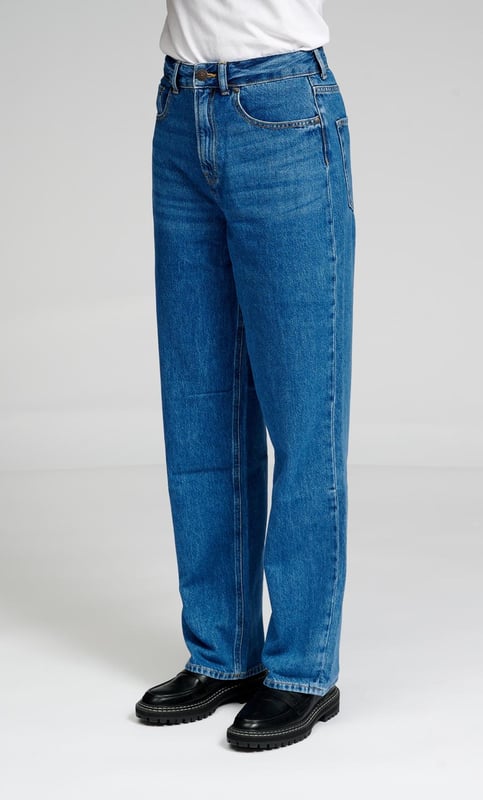 Raka jeans från TeeShoppen
Jeans från TeeShoppen är smarta, bekväma och snygga, vilket gör dem till ett perfekt val för alla outfits året runt. Bra och bekväma jeans kan komplettera varje look. Här kan du se jeans i färgen blå.

 Vilken storlek har jeansen?  
Jeans finns i 24 olika storlekar. Se och välj din storlek under "storlek". Storlekarna är anpassade för kvinnor.

 Om TeeShoppen
På TeeShoppen tror vi inte alltid att pris och kvalitet går hand i hand, och vi vill bevisa det. Vårt sortiment består av olika coola basplagg som kan passa in i vilken garderob som helst. Och det är inte tråkigt bara för att det är basic. Vårt klädutbud är utformat för att vara lätt att styla och tillverkat av de bästa materialen. Detta säkerställer att du har bekväma kläder som kan användas för alla tillfällen. Vill du ha en tidlös leverantör av mode för både män och kvinnor? Då har du kommit till rätt ställe. På TeeShoppen betalar du inte för dyra varumärken och kostnader, bara för kvalitet och service, vilket är viktigt för oss. Vi utökar ständigt vårt sortiment, så att du alltid kan köpa det senaste modet från oss.