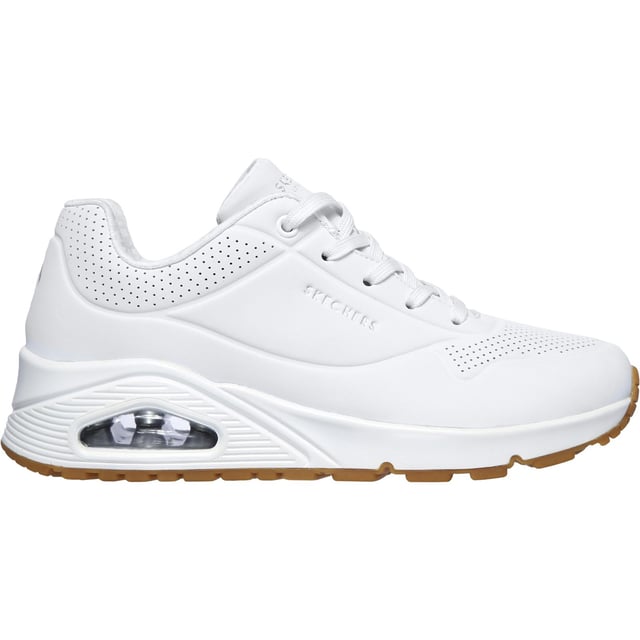 Klassiek luchtkussencomfort krijgt een frisse update in de Skechers Street Uno - Stand on Air. Deze veterschoen heeft een glad bovenwerk van geperforeerd synthetisch materiaal met een Air-Cooled Memory Foam binnenzool en een zichtbare Skech-Air middenzool met luchtkussentjes.