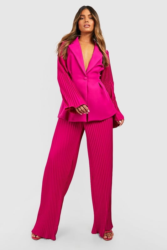 Pleated Flared Sleeve Tailored Blazer A menswear classic with a feminine edge, add a touch of soft tailoring to your wardrobe with a blazer. Resembling a suit jacket but cut more casually for an effortlessly chic look, blazers are the trans-seasonal piece you need. Featuring lapels and button detailing, we've got blazers for women who wanna bring a new kinda energy to their outfits. Team a double breasted blazer with some heel boots, or get on board with the oversized trend and go for longline pieces for an edgy vibe.Style: BlazerDesign: PlainFabric: Bi StretchLength: RegularNeckline: CollaredSleeve Length: Long Sleeve