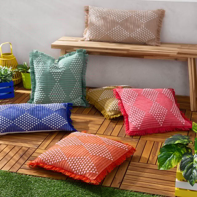 Inspired by boho trends, the Kadie cushion features a woven geometric design crafted from durable, recycled PET fabric and is available in a range of bold summer colours. Durable and suitable for outdoor and indoor settings, this design is complete with fringed edging. These cushions will completely transform any area. Ideal for patios, balconies, and terraces to create a unique and homely space. Size:45 cm x 45 cm